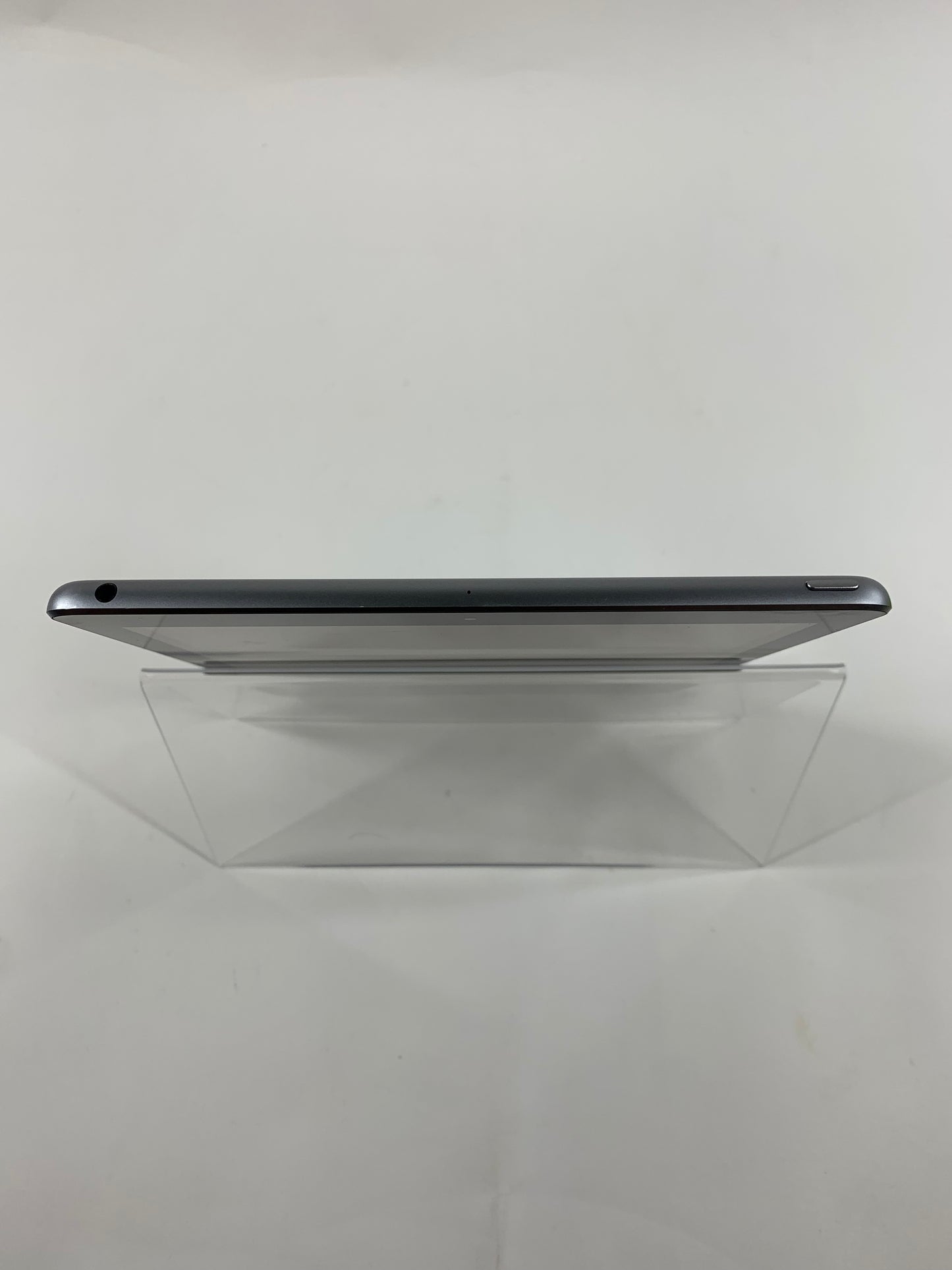 WiFi Only Apple iPad 6th Gen 32GB 16.3.1 SPACE GRAY MR7F2LL/A